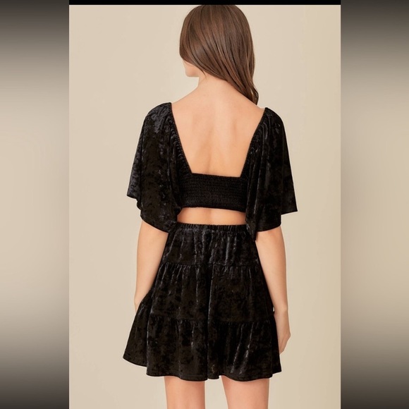 Elegant Black Velvet Skirt - Picture 2 of 2